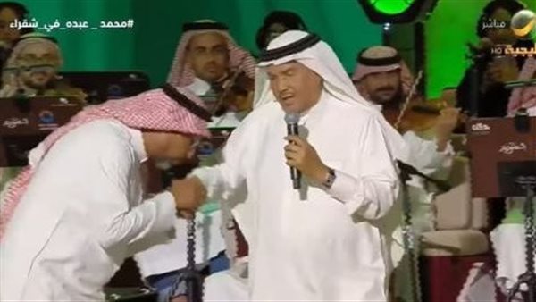 أول تعليق من هاني فرحات على انتقادات تقبيل يد الفنان محمد عبده (صور)
